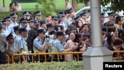 中國警察試圖驅散聚集在上海第17屆國際電影節開幕式外的粉絲。 （2015年6月14日）