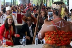 Para peserta pertemuan masyarakat adat berfoto di sela pertemuan yang berlangsung dekat Medan, Sumatra Utara, 17 Maret 2017. (Antara Foto/Irsan Mulyadi/via REUTERS)