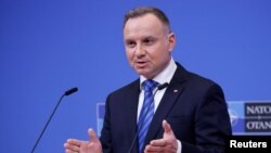 В понеділок президент Польщі Анджей Дуда підписав закон за яким парламент має створити комісію, що розслідуватиме, чи не підпадали ті чи інші особи під російський вплив з 2007 по 2022 рік