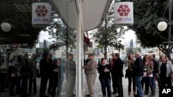 Red ispred bankomata u Nikoziji, Kipar