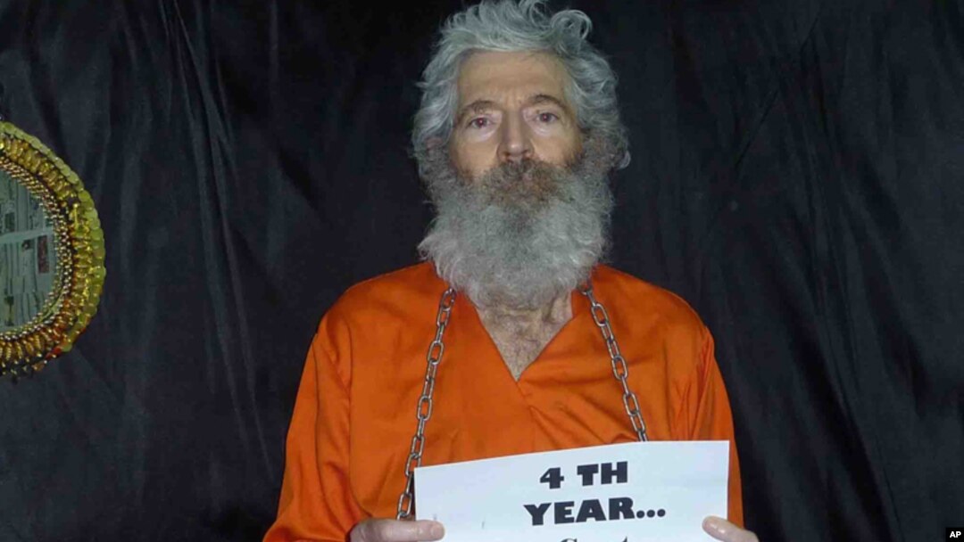 Foto de Robert Levinson en cadenas enviada a su familia por desconocidos 4 años después de haber desaparecido en Irán.