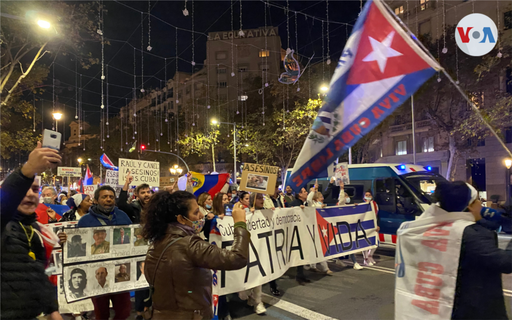 Miembros de la comunidad cubana protestan desde Barcelona, España. Noviembre 15 de 2021. Foto: Júlia Riera
