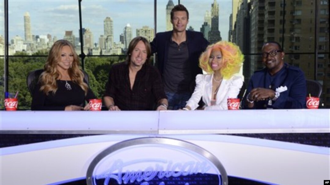 Pembawa acara "American Idol" Ryan Seacrest (tengah) bersama para juri, dari kiri ke kanan, Mariah Carey, Keith Urban, Nicki Minaj dan Randy Jackson. (AP/Michael Becker)