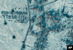 Citra satelit tak bertanggal ini disediakan oleh Maxar Technologies, Selasa, 10 Januari 2023, menunjukkan kerusakan bangunan di Soledar, Ukraina. (Teknologi Maxar via AP)