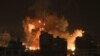 2023 年 10 月 8 日，以色列空襲期間，加沙城的建築物上空升起大火和濃煙。