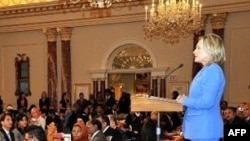 Sekretarja Klinton kritikon planet e kishës evangjeliste për të djegur Kuranin