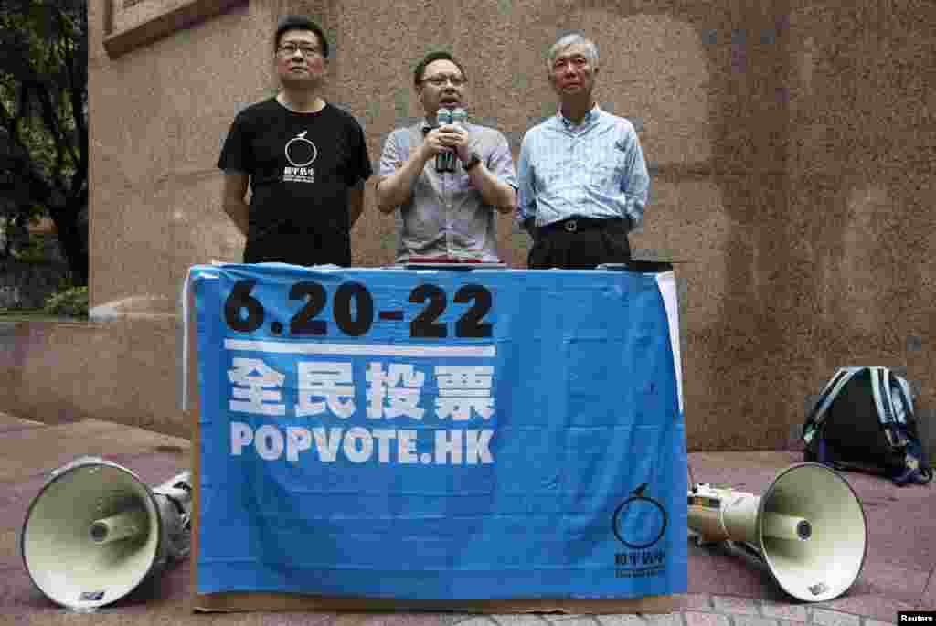 Pengelola gerakan Occupy Central (dari kiri ke kanan) Chan Kin-man, Benny Tai dan Chu Yiu-ming, mengumumkan jumlah suara 16 jam setelah referendum tak resmi di Hong Kong (21/6).