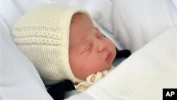 Putri Inggris anak kedua Pangeran William dan Duchess of Cambridge di London, Sabtu (2/5).