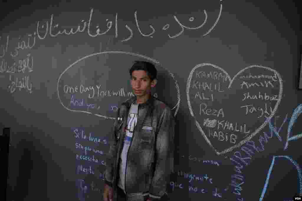 Afghan refugee in Budapest metro station, پناهجویان افغانی روی دیوار ایستگاه راه آهن بوداپست یادگاری نوشتند