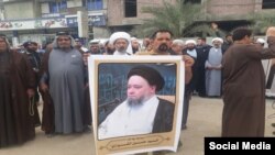 معترضان در مقابل کنسولگری ایران در شهر کربلا در عراق تجمع کردند 