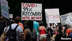 Warga AS yang anti vaksin melakukan aksi unjuk rasa menentang mandat vaksinasi pemerintah di Central Park, New York City (foto: dok). 