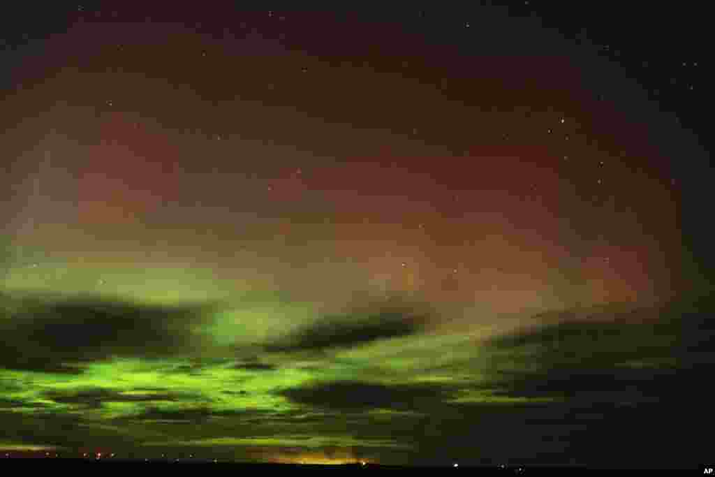Los residentes de Washtucna, en el estado de Washington, Estados Unidos, no quedaron exentos de poder observar las auroras boreales que, como rara vez ocurre, adornaron los cielos más al sur de lo habitual.