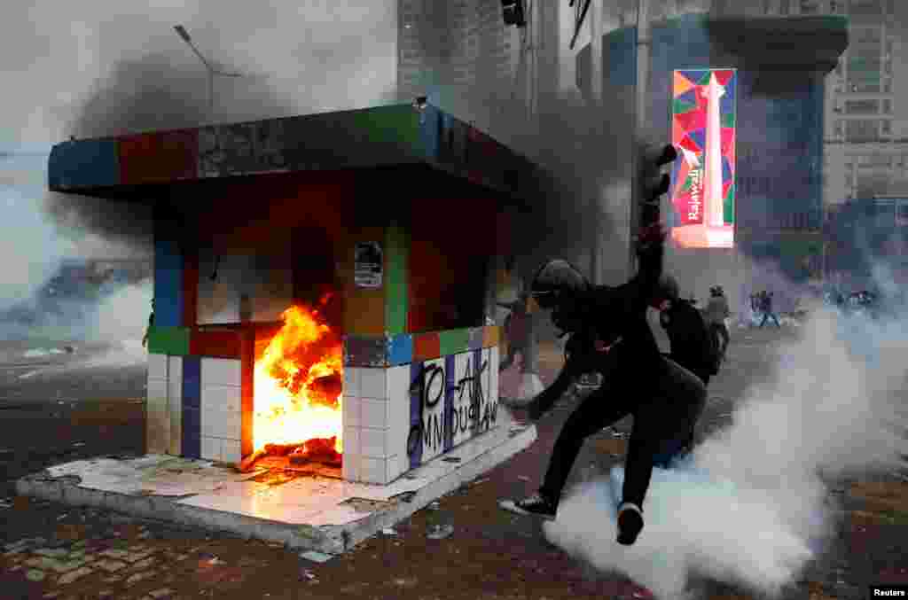 دارالحکومت جکارتہ میں متعدد سرکاری عمارتوں میں توڑ پھوڑ کی گئی۔ جب کہ ایک پولیس اسٹیشن کو بھی نذر آتش کیا گیا۔