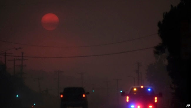 Охоплений смогом район Пасифік-Палісадес. 8 січня 2025 року. Фото AP