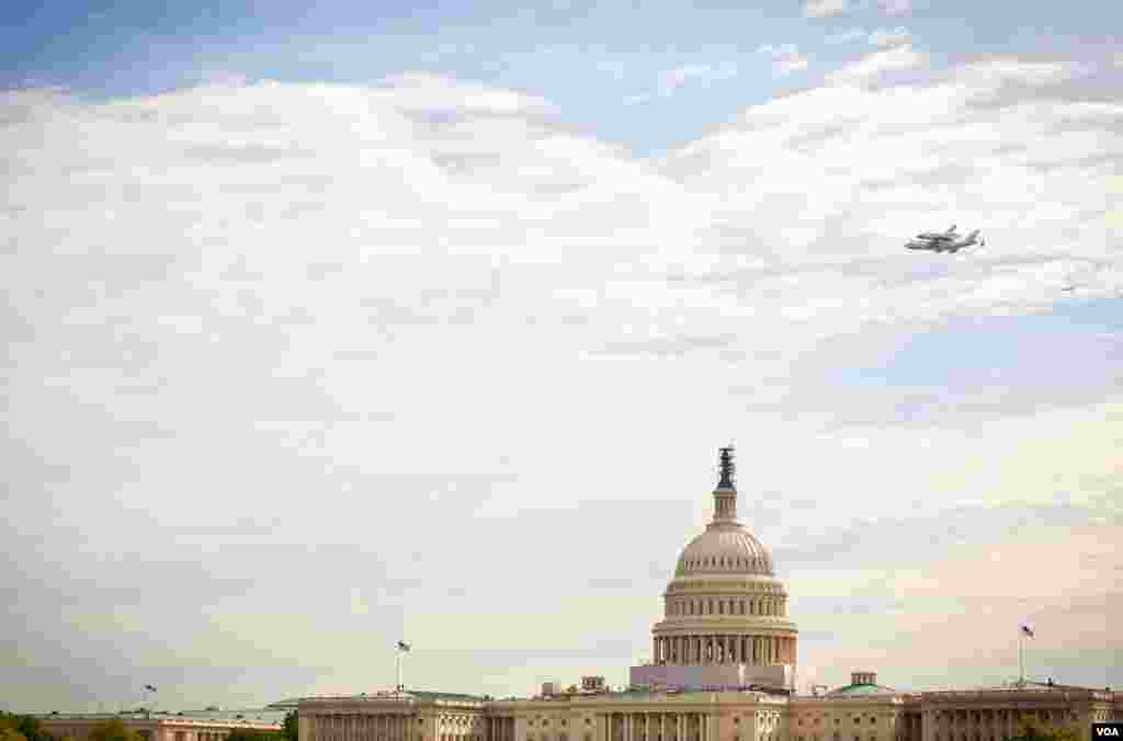 Pesawat ulang alik Discovery dibawa keliling Washington D.C. sebagai bagian tur sebelum dipensiunkan di pusat Udvar-Hazy, Smithsonian, Virginia. (17/4). (VOA/Alison Klein)