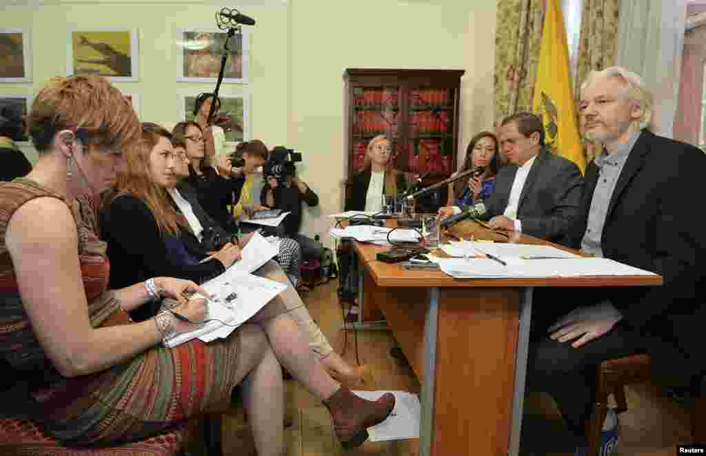 WikiLeaks founder Julian Assange (right) listens as Ecuador&#39;s Foreign Affairs Minister Ricardo Patino (second from right) speaks during a news conference at the Ecuadorian embassy, in central London, Aug. 18, 2014.