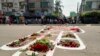 ရန်ကုန် ဆန္ဒပြပွဲအတွင်း သေနတ်ထိမှန်သေဆုံးသူများကို ၎င်းတို့ ကျဆုံးခဲ့ရာနေရာများမှာ ပန်းစည်း ပန်းခြင်းများနဲ့ အောက်မေ့ဂုဏ်ပြုခဲ့ကြတဲ့ မြင်ကွင်း။ (မတ် ၀၁၊ ၂၀၂၁)
