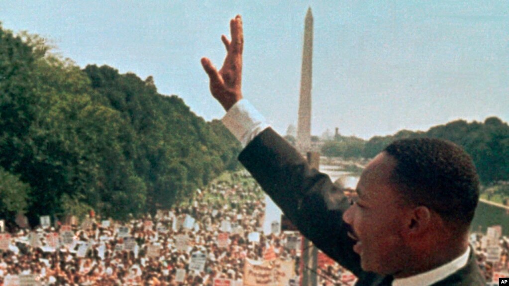 Martin Luther King Jr. saluda a la multitud en el Lincoln Memorial durante la marcha por los derechos civiles en Washington el 28 de agosto, de 1963.