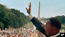 Martin Luther King Jr. saluda a la multitud en el Lincoln Memorial durante la marcha por los derechos civiles en Washington el 28 de agosto, de 1963.