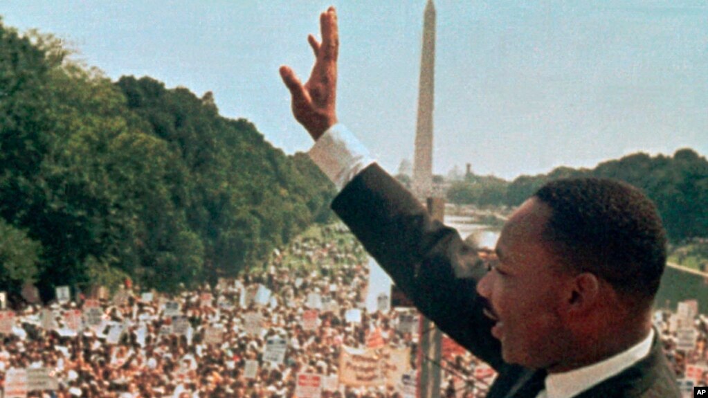 Mục sư Martin Luther King Jr. vẫy chào đám đông tại Đền tưởng niệm Lincoln khi ông đọc bài diễn văn nổi tiếng "I Have a Dream" (Tôi có một ước mơ) trong cuộc Tuần hành ở Washington, ngày 28 tháng 8, 1963.