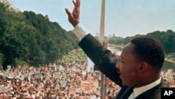 Dr. Martin Luther King Jr.ki tap salye piblik la devan moniman Lincoln avan li te fè diskou I have a Dream ou mwen gen yon rèv. Washington, 8 out 1963.