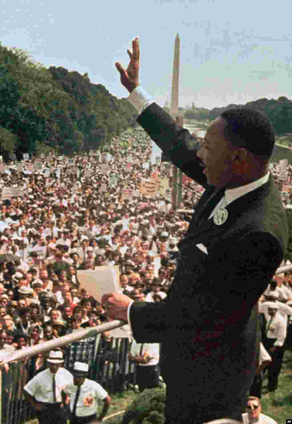 Dr Martin Luther King Jr. akiwashukuru waandamanaji katika eneo la Lincoln Memorial kwa kusikiliza hotuba yake ya &quot;Nina ndoto&quot; (I have a dream&quot; ) huko Washington, Agosti 28, 1963.