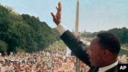 Mục sư Martin Luther King Jr. vẫy chào đám đông tại Đền tưởng niệm Lincoln khi ông đọc bài diễn văn nổi tiếng "I Have a Dream" (Tôi có một ước mơ) trong cuộc Tuần hành ở Washington, ngày 28 tháng 8, 1963.