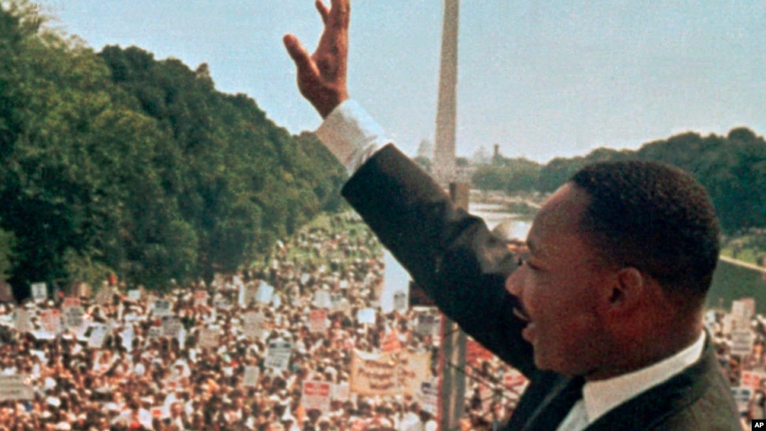 Dr. Martin Luther King Jr.ki tap salye piblik la devan moniman Lincoln avan li te fè diskou I have a Dream ou mwen gen yon rèv. Washington, 8 out 1963.
