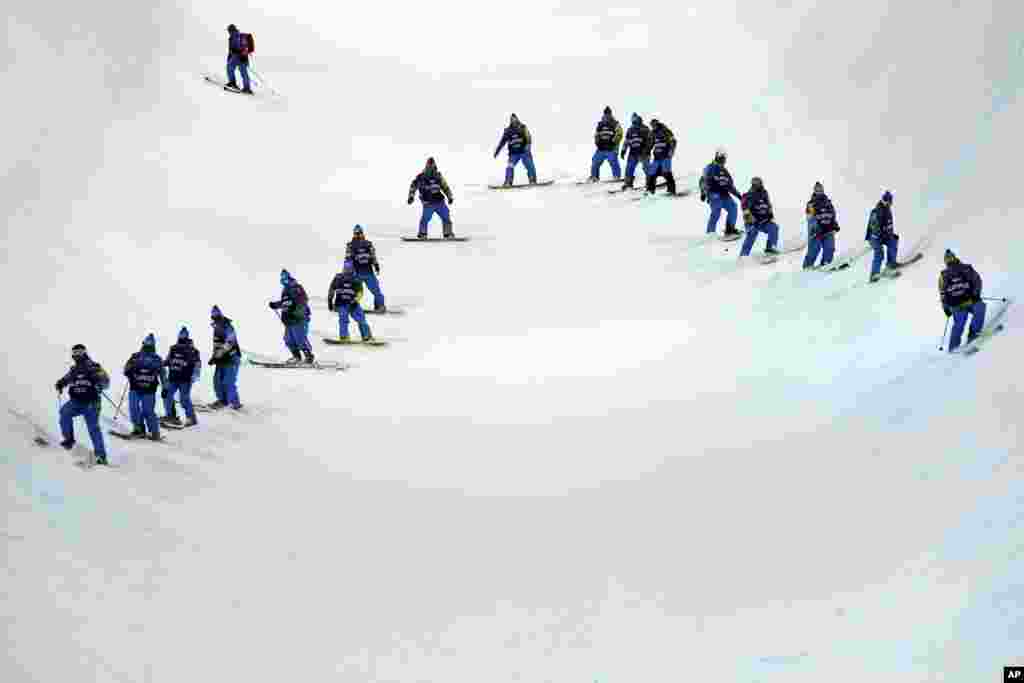 Những người tình nguyện làm việc tại Olympic Sochi kiểm tra đường trượt half pipe trong khu trượt tuyết Rosa Khutor Extreme Park, Krasnaya Polyana, Nga,&nbsp; 9/2/14