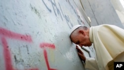 Đức giáo hoàng Phanxicô cầu nguyện tại bức tường ở Bethlehem.