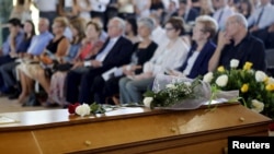 Les parents et la famille de Robert Oliver, une victime américaine du vol Germanwings, prennent part à un service commémoratif à Montcada i Reixac, près de Barcelone, en Espagne, le 20 Juin 2015. (REUTERS/Albert Gea)