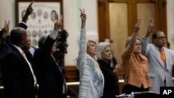 Los senadores demócratas incitaron a los manifestantes al alboroto con lo que los republicanos calificaron una actitud de "filibustero". 