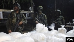 Polisi Anti-Narkoba Kolombia di laboratorium kokain di kota Guaracu, Puerto Gaitan, provinsi Meta (13/10).