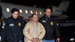 En esta foto de archivo de el 19 de enero del 2017, autoridades estadounidenses escoltan a Joaquín 'El Chapo' Guzmán desde un avión a el aeropuerto Long Island MacArthur en Ronkonkoma, Nueva York. 