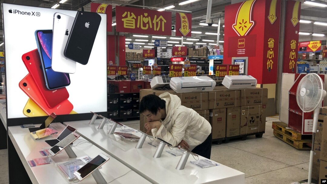 Sebuah toko retail iPhone dan produk-produk Apple lainnya di Beijing, China (foto: ilustrasi). 