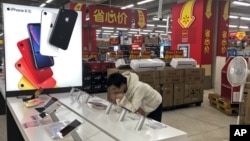 Sebuah toko retail iPhone dan produk-produk Apple lainnya di Beijing, China (foto: ilustrasi). 