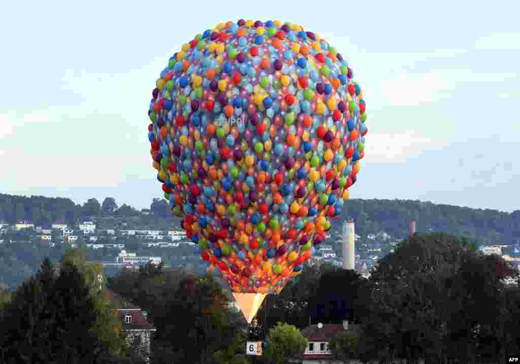 A hot air balloon starts to take part in the International German Cup hot air balloon meeting on September 22, 2017 in Pforzheim, southwestern Germany.