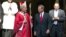 El cardenal de Washington, Dondal Wuerl, habla con el presidente de la Corte Suprema de Justicia, John Roberts, luego de la misa tradicional en la Catedral de San Mateo, que marca el inicio del período de sesiones de ese órgano.