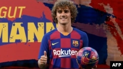 Le nouvel attaquant français de Barcelone Antoine Griezmann pose lors de sa présentation officielle par le club de football espagnol au Camp Nou à Barcelone le 14 juillet 2019.