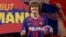 Le nouvel attaquant français de Barcelone Antoine Griezmann pose lors de sa présentation officielle par le club de football espagnol au Camp Nou à Barcelone le 14 juillet 2019.