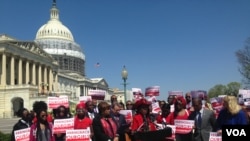 La Congresswoman Frederica Wilson parle pour une conférence de presse pour les deux ans de capture des Chiboks Girls, devant le Capitole à Washington DC aux Etats Unis le 14 avril 2016. (VOA / Maylis Haegel)