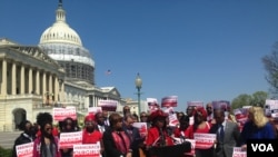  La Congresswoman Frederica Wilson parle pour une conférence de presse pour les deux ans de capture des Chiboks Girls, devant le Capitole à Washington DC aux Etats Unis le 14 avril 2016. (VOA / Maylis Haegel)