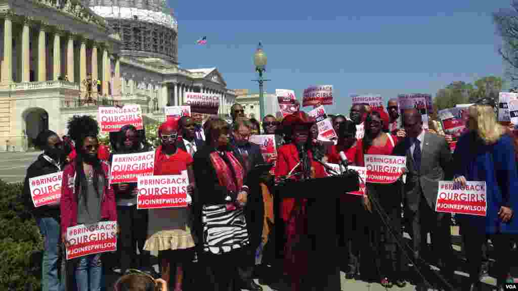 La Congresswoman Frederica Wilson parle lors d&#39;une conférence de presse pour les deux ans de capture des Chiboks Girls, devant le Capitole à Washington D.C, 14 avril 2016. (VOA / Maylis Haegel)