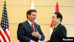 Gubernur Florida Ron DeSantis dengan Perdana Menteri Jepang Fumio Kishida saat melakukan kunjungan kehormatan ke Kishida di kediaman resminya di Tokyo, Jepang, 24 April 2023. (Foto: via Reuters)
