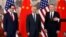 El viceprimer ministro chino, Liu He, centro, el secretario del Tesoro de EE.UU., Steven Mnuchin, a la izquierda, y el representante comercial de EE.UU., Robert Lighthizer, a la derecha, llegan para una sesión de fotos después de concluir su reunión en Pekín.