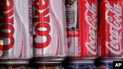 Coca-Cola busca formas de reducir costos mediante despidos a nivel mundial.