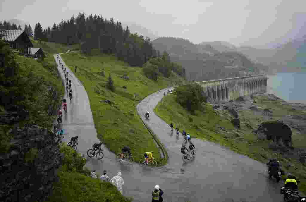 The group with Slovenia&#39;s Tadej Pogacar, wearing the overall leader&#39;s yellow jersey, rides towards Cormet de Roselend pass during the ninth stage of the Tour de France cycling race over 144.9 kilometers (90 miles) with start in Cluses and finish in Tignes, France.