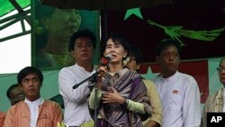 Burma's pro-democracy leader Aung San Suu Kyi delivers a speech during her election campaign in Mandalay, March. 3, 2012. 