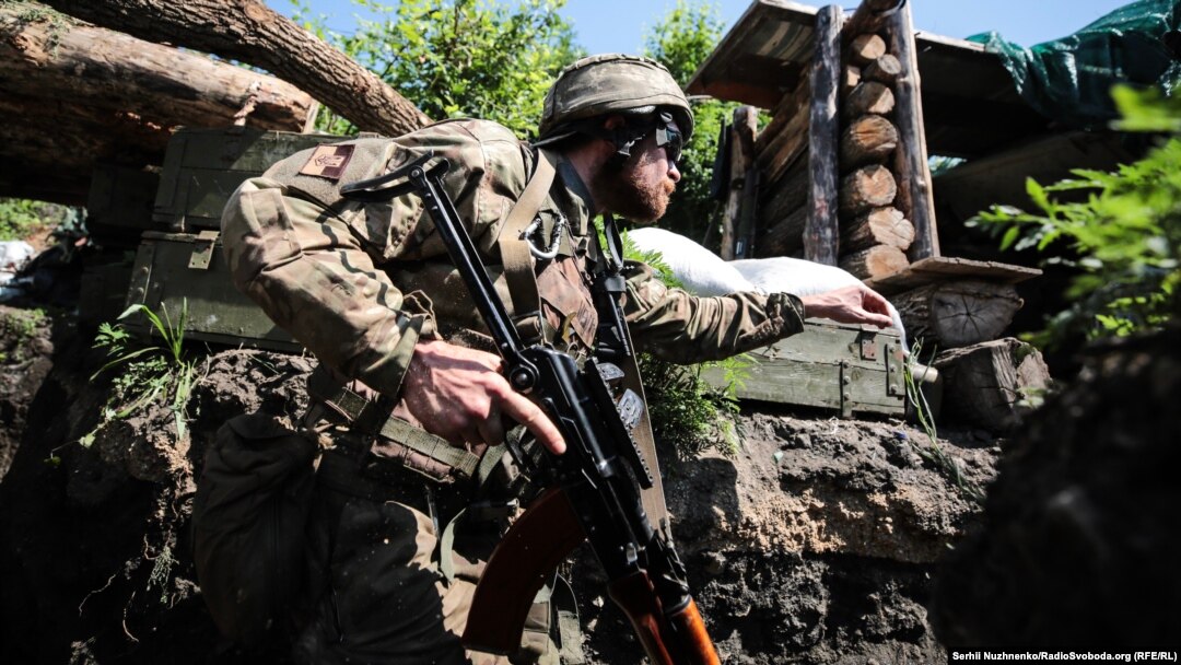 Украинские военнослужащие на позициях в районе г. Золотое-4 на Луганщине. Архивное фото.