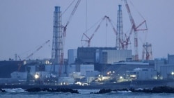 Pembangkit listrik tenaga nuklir Fukushima Daiichi yang hancur akibat tsunami terlihat dari pelabuhan nelayan Ukedo di dekat kota Namie, Prefektur Fukushima, Jepang, 10 Maret 2025, pada malam peringatan 14 tahun bencana gempa bumi dan tsunami 2011. (Kyodo/via REUTERS)